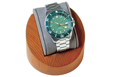 びわ湖の最大水深約104mを上回る200m防水を備えた「GMT DIVER’S 104（グリーン）／49,500円」