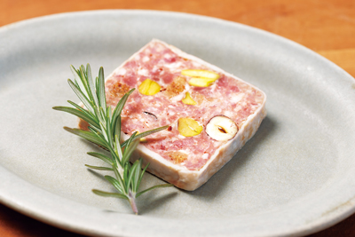 マデラ酒で香り付けした鴨肉をなめらかな食感に仕上げた「鴨とイチジク、ナッツのテリーヌ／50g・756円から」