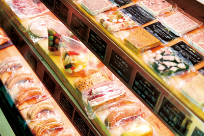 シャルキュトリー以外にも、自家製のピクルスやレンズ豆のサラダなどの総菜も取りそろえています