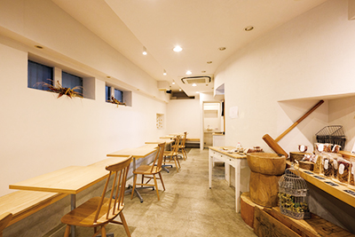 カフェ併設のナチュラルな店内。