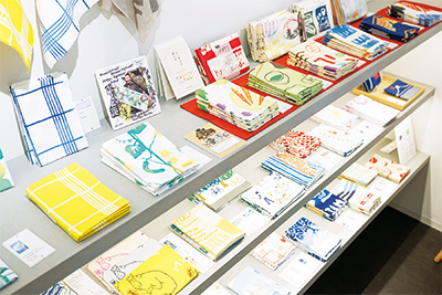 手ぬぐいは定番から季節の柄まで80種類以上の豊富な品ぞろえ