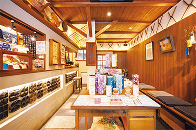 最中の皮の金型が埋め込まれた壁が印象的な店内