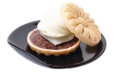 ミルクアイスと粒あん、自家製の求肥（ぎゅうひ）を挟んだ「あいす最中／350円」