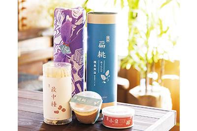 自分で最中の皮にあんやバターを挟んで作る「おもたせ種実 扁桃12組入り／3,500円」。包みの手拭いも素敵