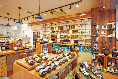 カジュアルからビジネスシーンに合うものまで、約150アイテムを販売する店内