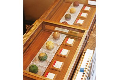 小豆あん、深煎きなこ、ほうじ茶などの定番に加え季節限定も1~2 種類。6・7月はゴマイチジクが登場