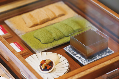 モチモチの「わらびもち/1箱・560円から」や、甘酸っぱい「あんずとくるみの最中/1個・190円」も人気