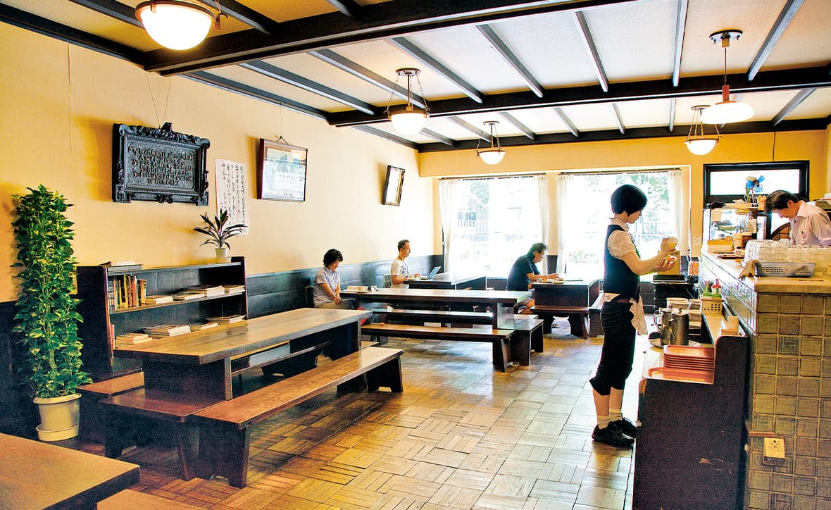 創業時の面影を残す進々堂 京大北門前の店内