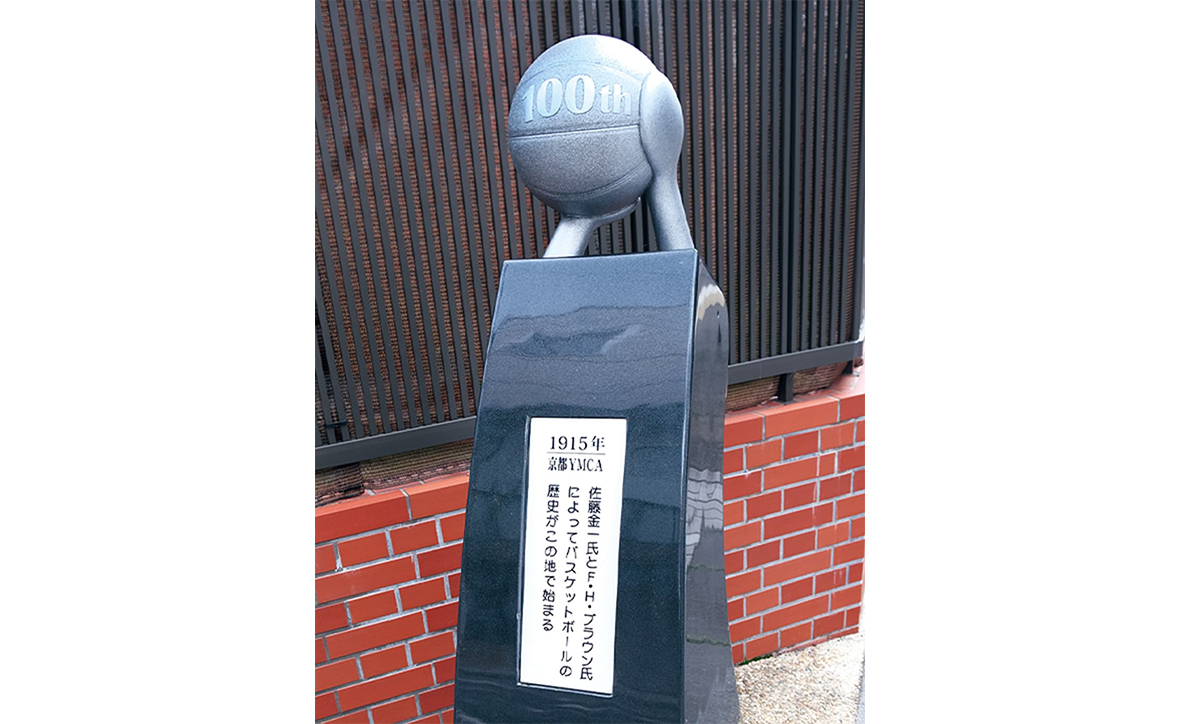 京都YMCA三条本館(中京区) の敷地に立つ記念モニュメント