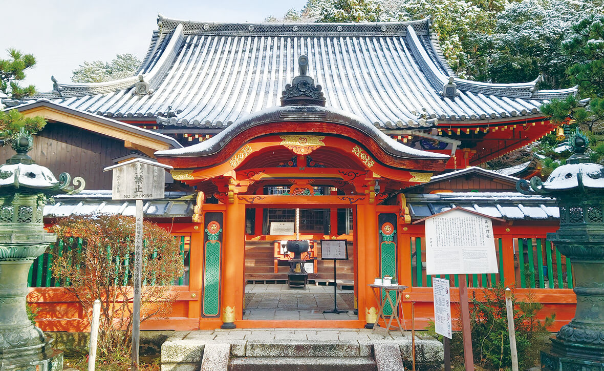 毘沙門堂唐門と本堂