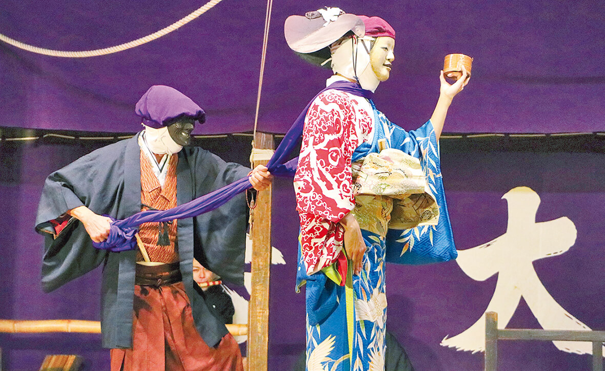 身振り手振りのみの無言劇。写真は『桶取』