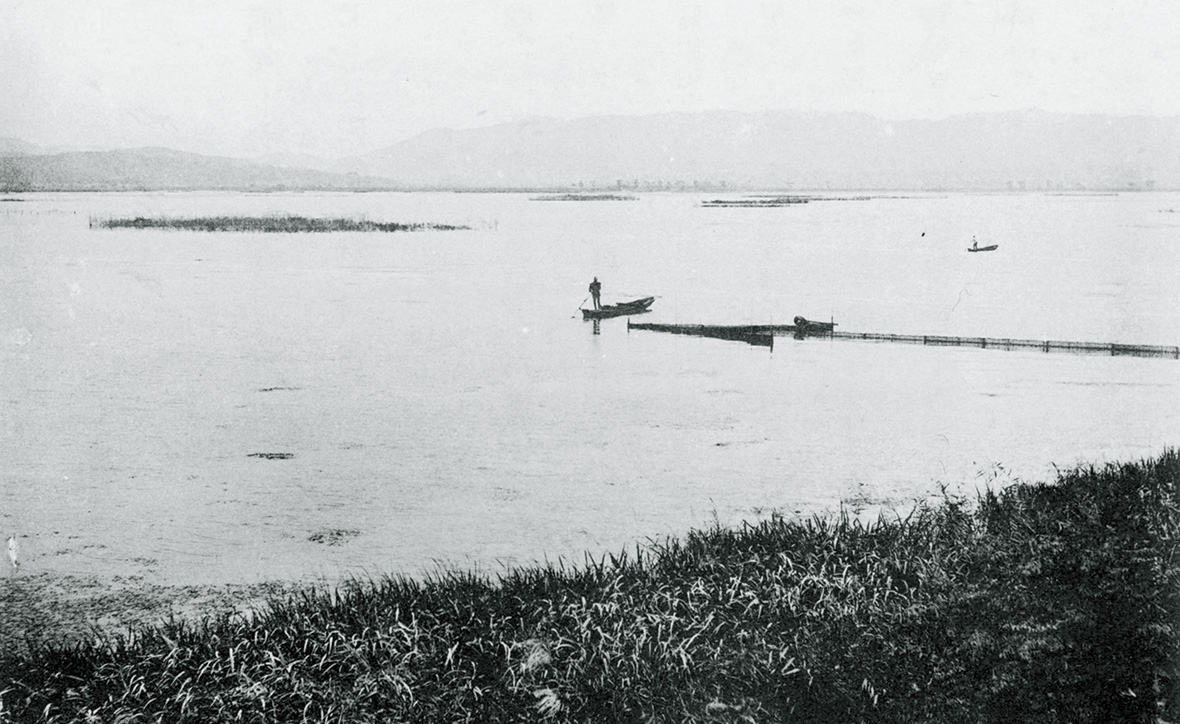 舟を操り魚を取る、在りし日の巨椋池