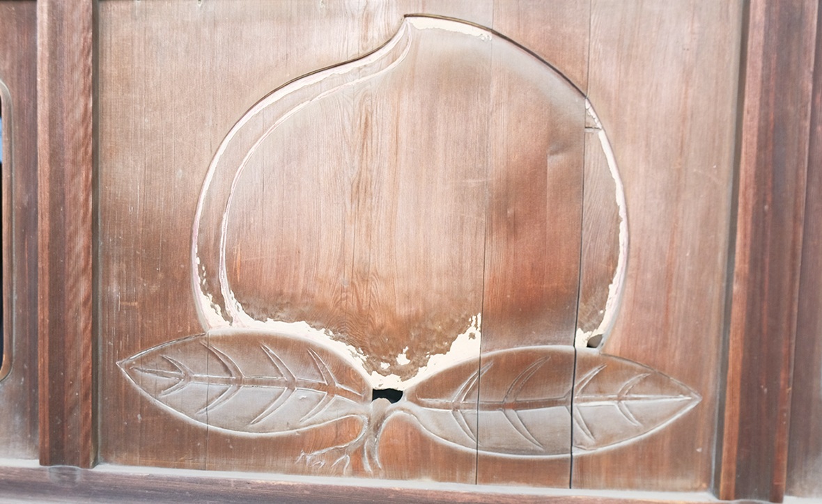 大雄寶殿の扉に彫られたモモ