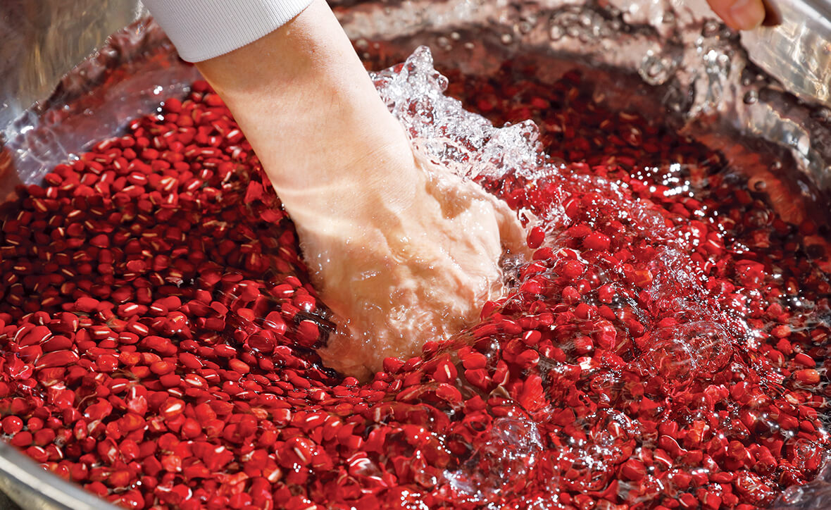 店先に湧き出る「醒ヶ井（さめがい）」の水は、餡を炊いたり、寒天をやわらかく戻すなどの全工程で使われます