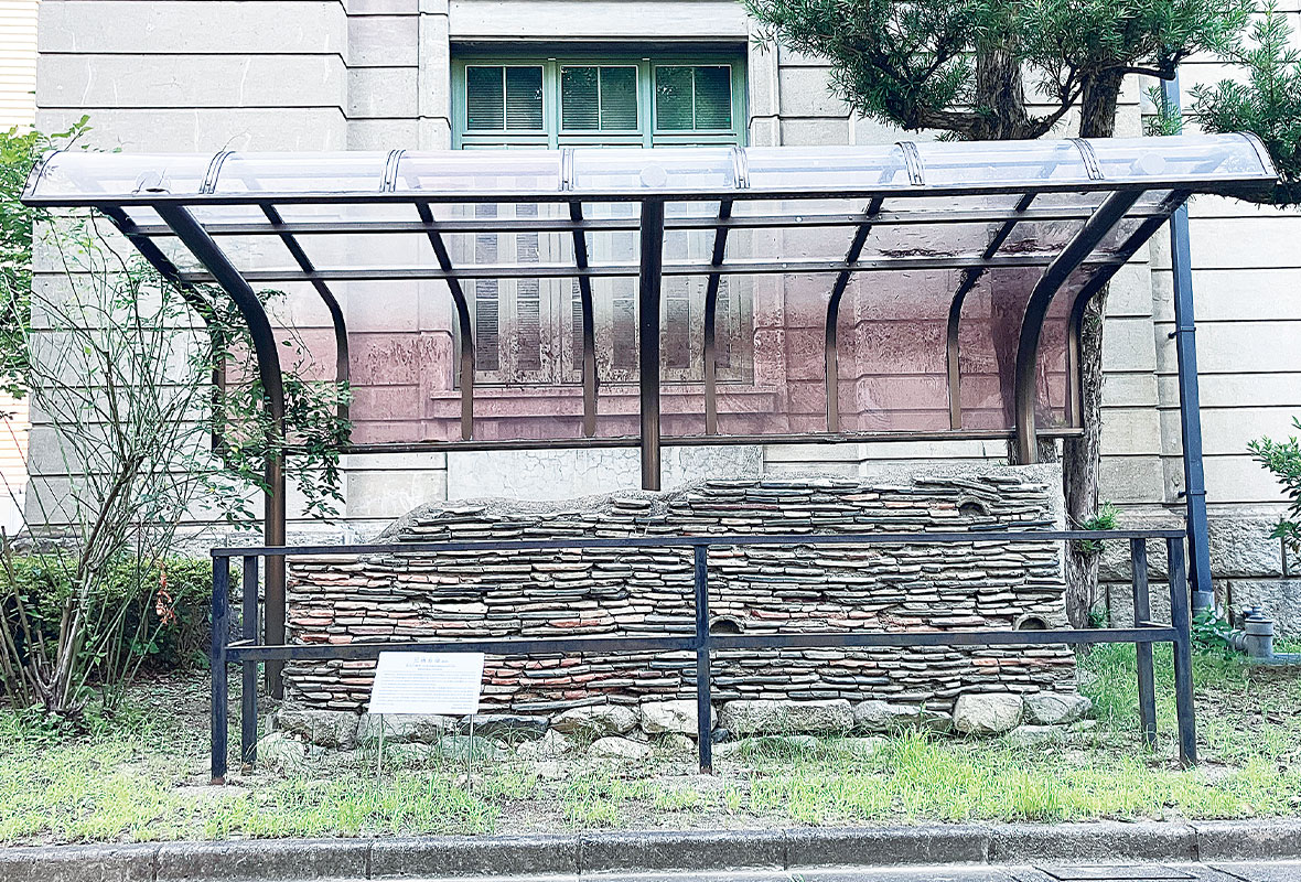 京都大学構内に移築された基壇の外装の瓦積み