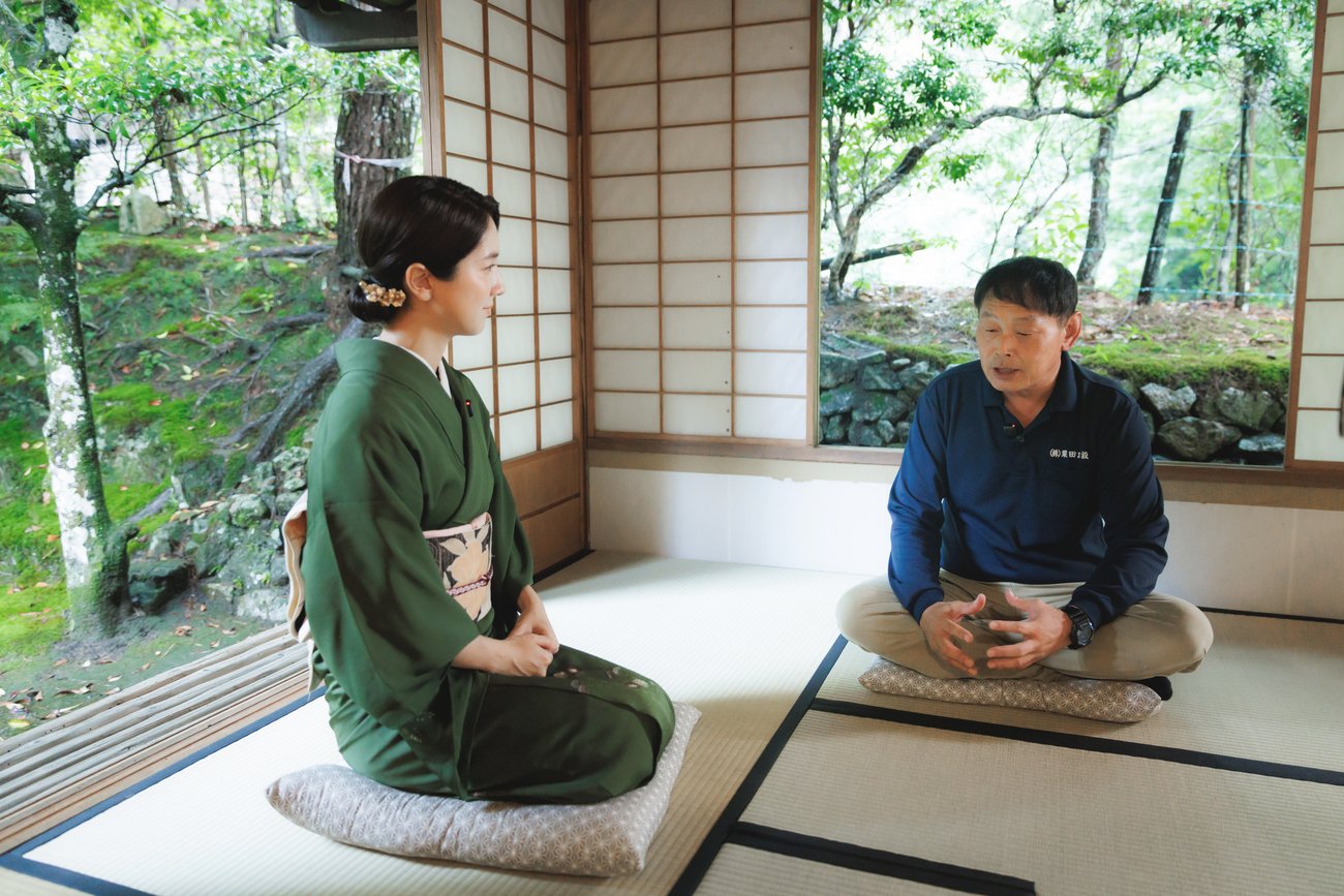 旧竹林院で対談する仁村紗和と粟田純德