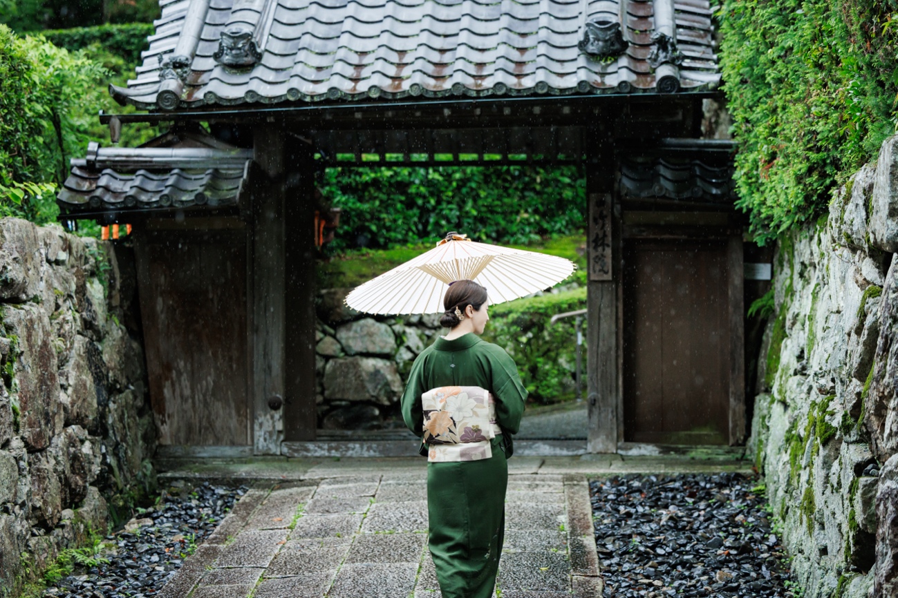 雨の坂本を歩く仁村紗和