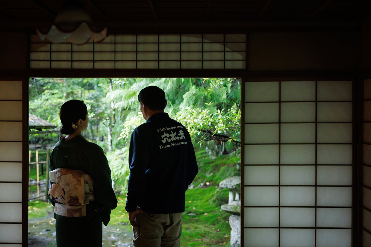 旧竹林院の庭園を眺める仁村紗和と粟田純德