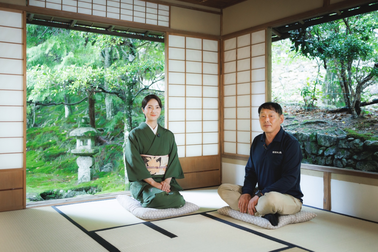 旧竹林院の茶室で対談する仁村紗和と粟田純德