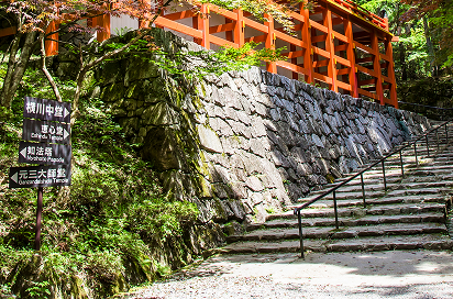 比叡山延暦寺の案内表示と石積みの参道