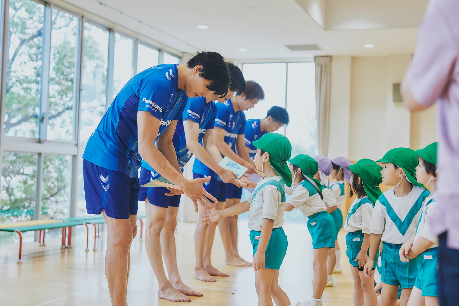 選手と園児がプレゼントを交換する様子
