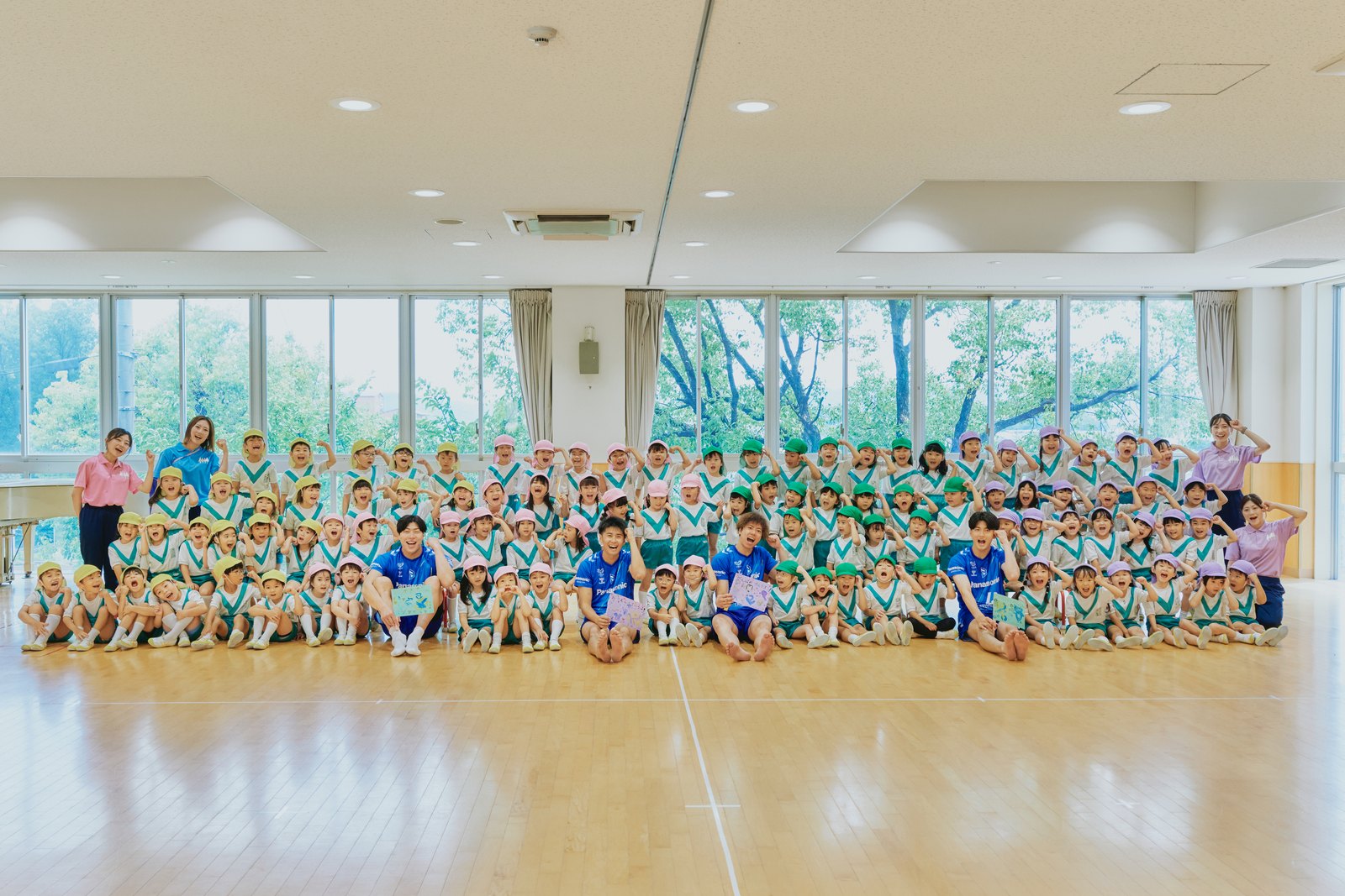 園児と大阪ブルテオンの選手たちの集合写真