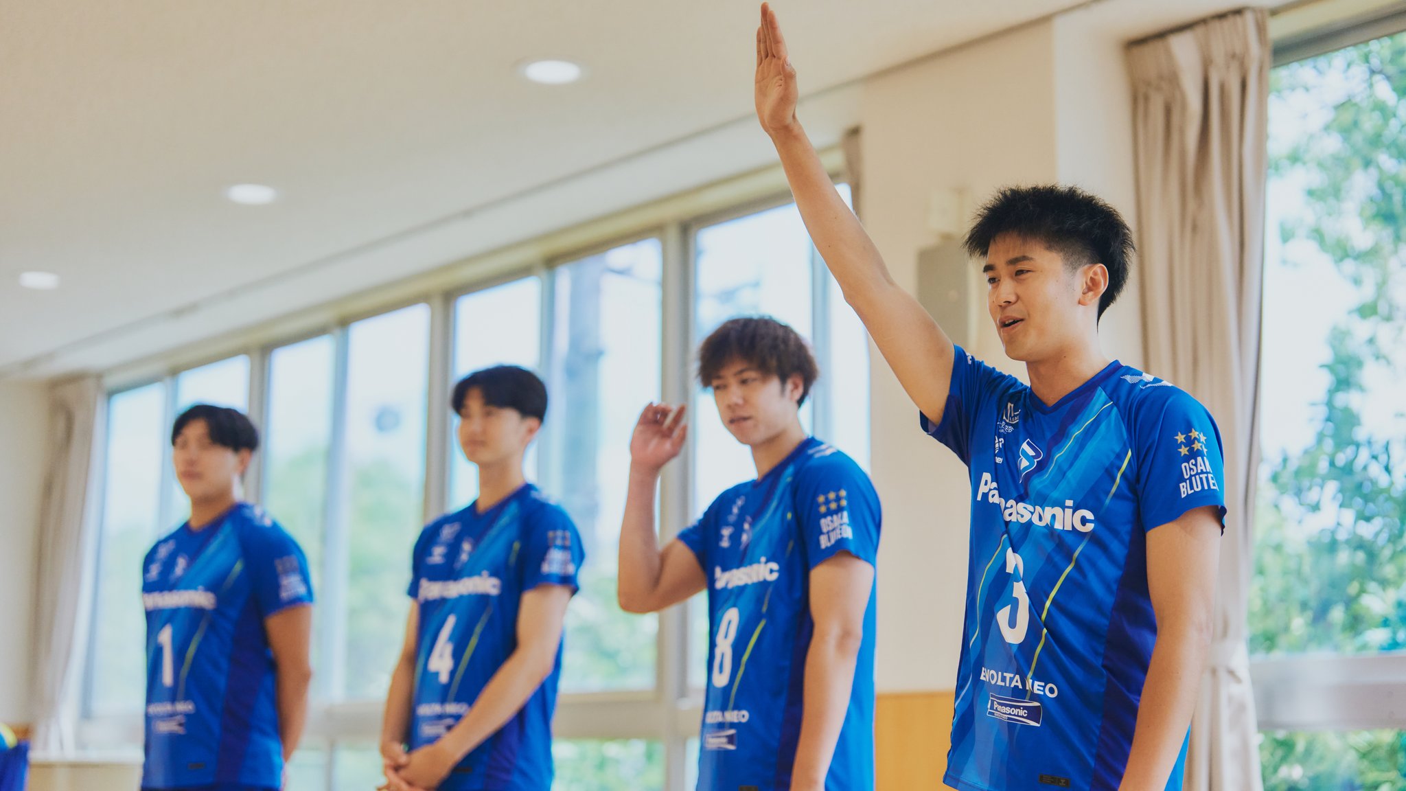 手を上げてあいさつする中村選手