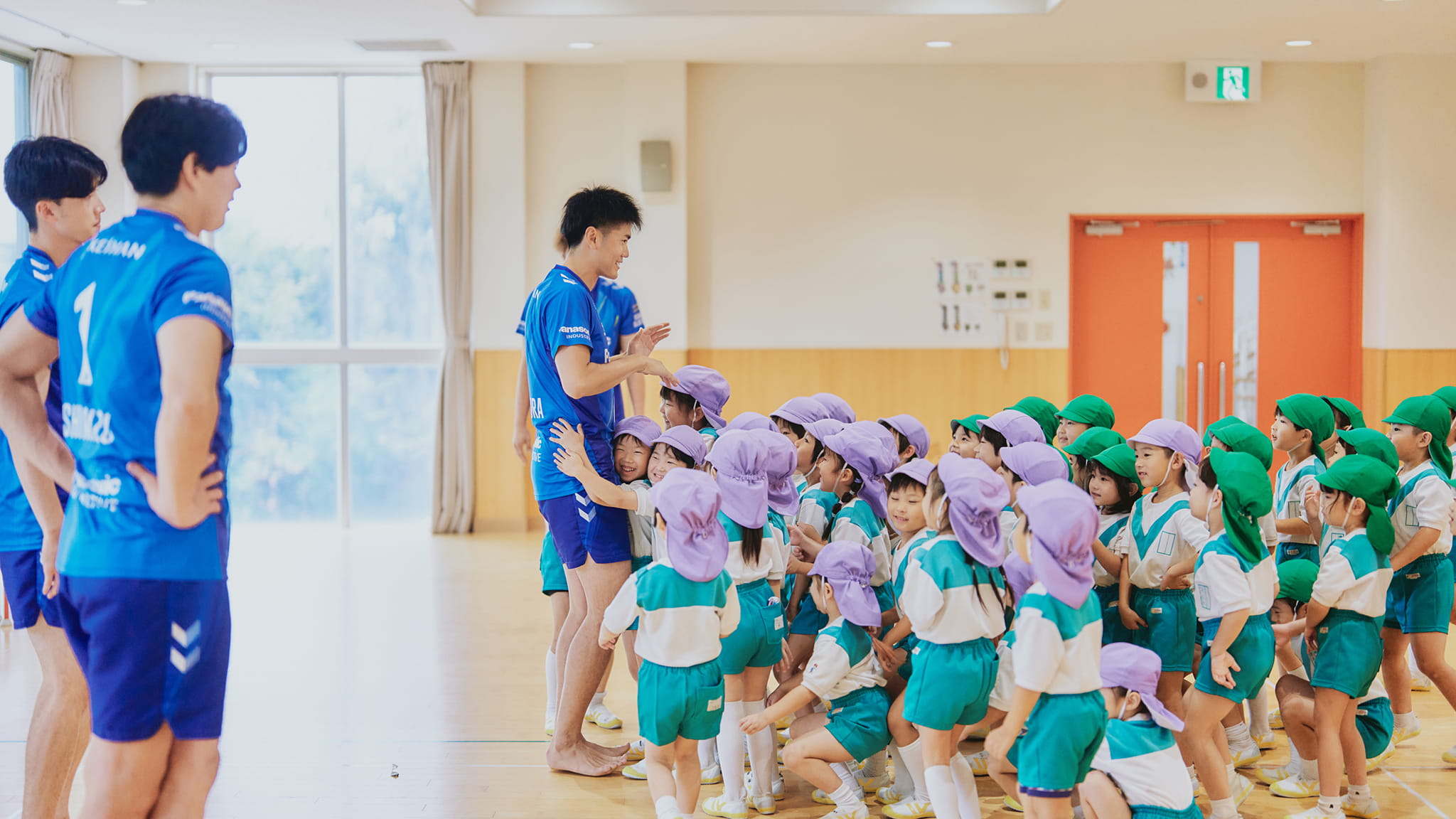 選手と触れ合う園児たち