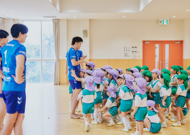 選手と触れ合う園児たち