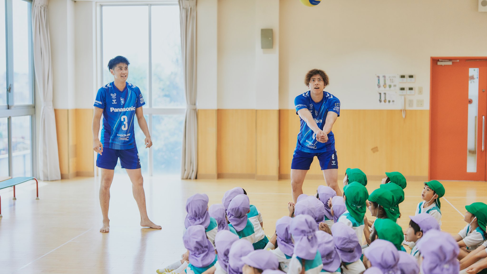 園児の前でパスを披露する大阪ブルテオンの選手たち