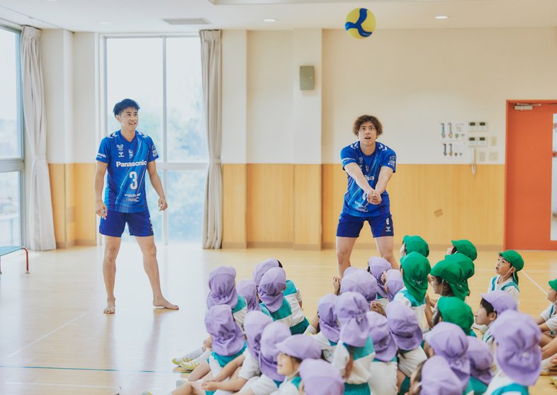 園児の前でパスを披露する大阪ブルテオンの選手たち