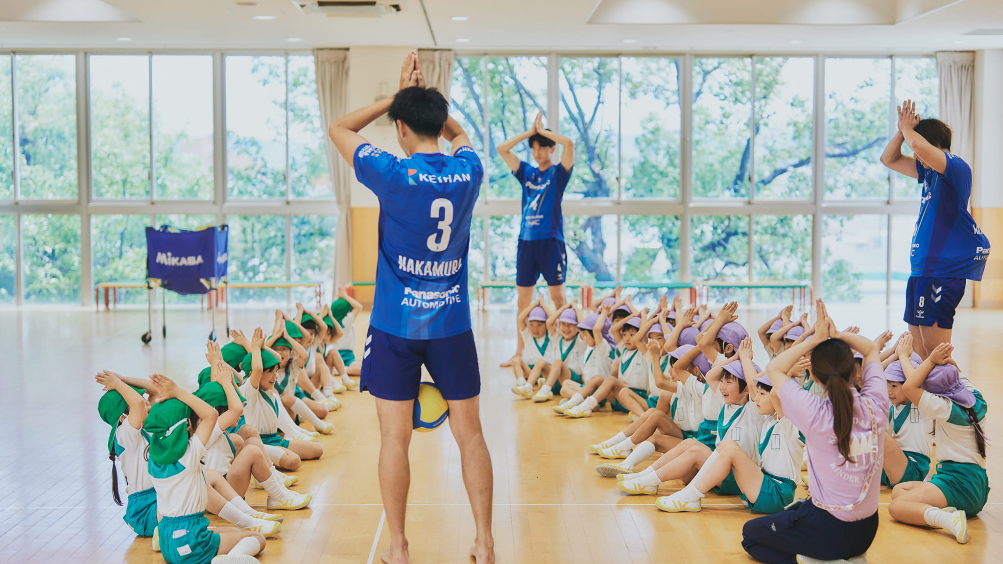園児たちとブルテオンポーズをする選手たち
