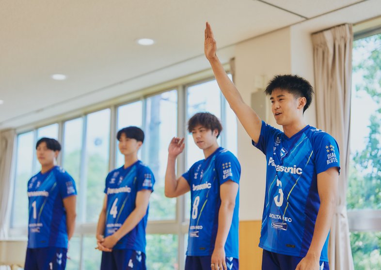 手を上げてあいさつする中村選手