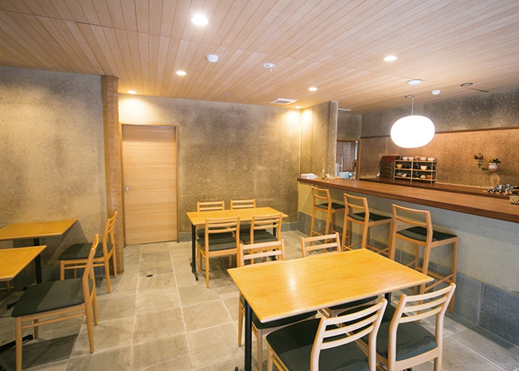 ガラス張りの店舗は和テイストながらスタイリッシュ