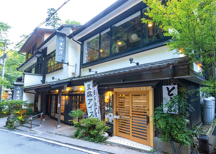 鳥居から北へすぐ。人気料理店貴船荘の1階スペースを使用したカフェ"