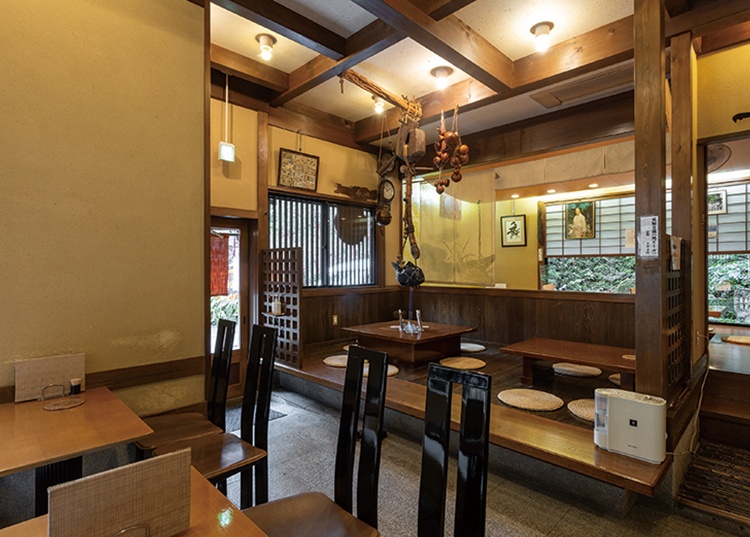 テーブル席や木の温もりを感じさせる板張りの小上がりのある1階のほか、2階には懐石料理が楽しめる座敷も用意