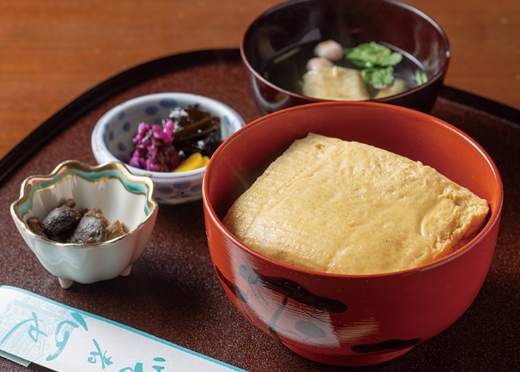 かば焼きに肉厚なダシ巻き玉子をのせた「うなぎ玉子丼／3,200円」も人気。ダシの利いたダシ巻きが絶妙