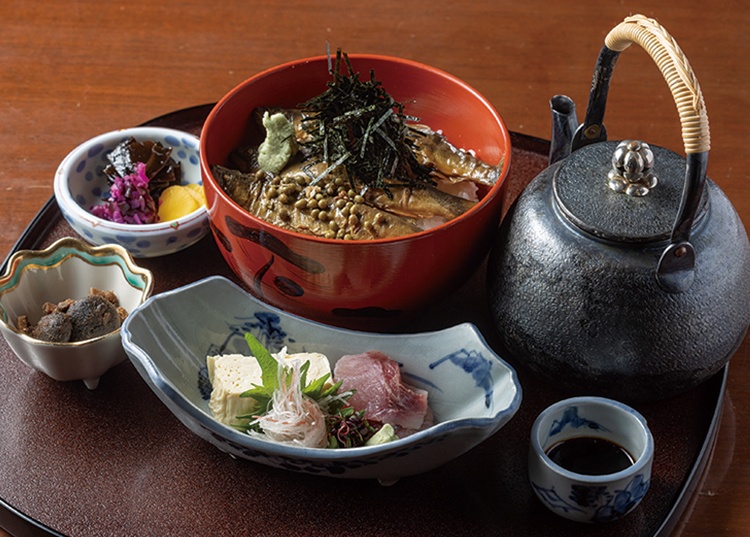 名物の「あゆ茶漬け／2,500円」。3尾分のアユ茶漬けのほか、コイと湯葉のお造りや小鉢、漬物が付く