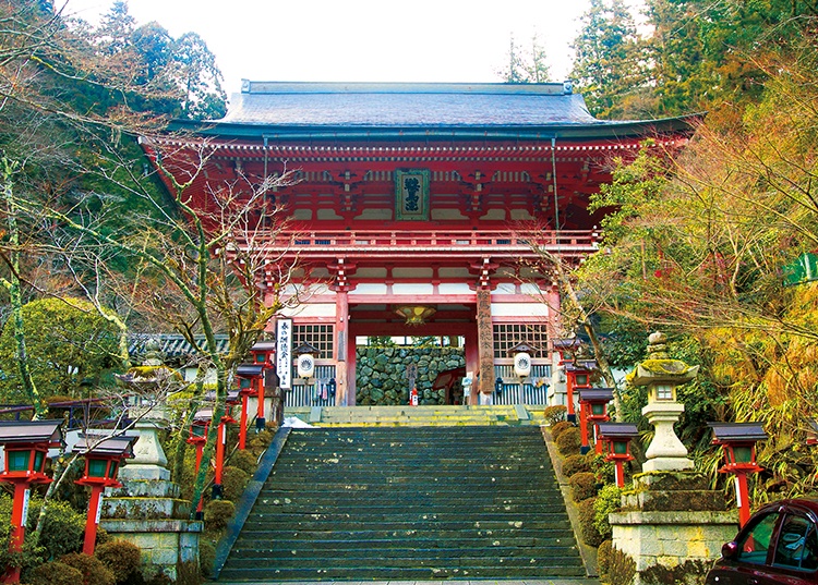 仁王門では、鎌倉時代の仏師・湛慶（たんけい）作と伝えられる仁王像が出迎える