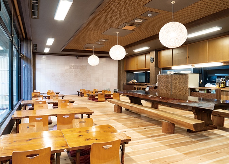 広い館内の2階には、宿泊施設や休憩部屋などを用意