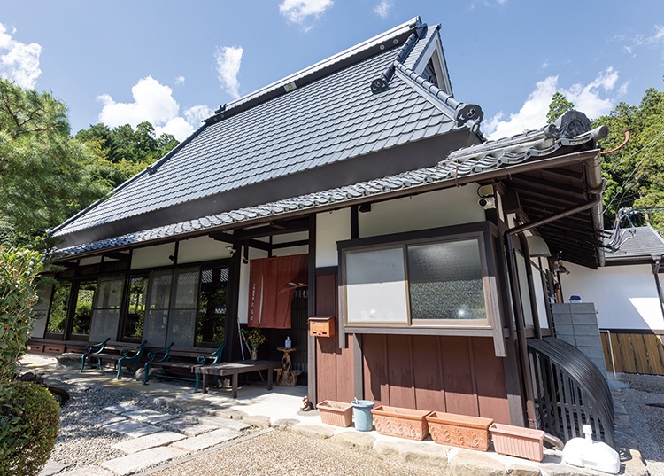 緑に囲まれた隠れ家風の一軒家レストラン