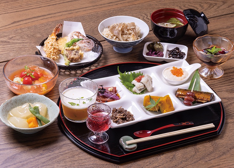 おばんざいの小鉢だけで6種類など、洗練された日替わり料理がズラリと並ぶ「久五郎ランチ／2,500円」