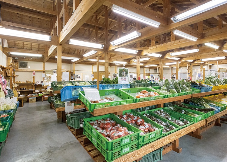 品数がそろう9:00頃が狙い目。毎週日曜日は、弁当や加工品が並ぶ朝市を6:00から開催