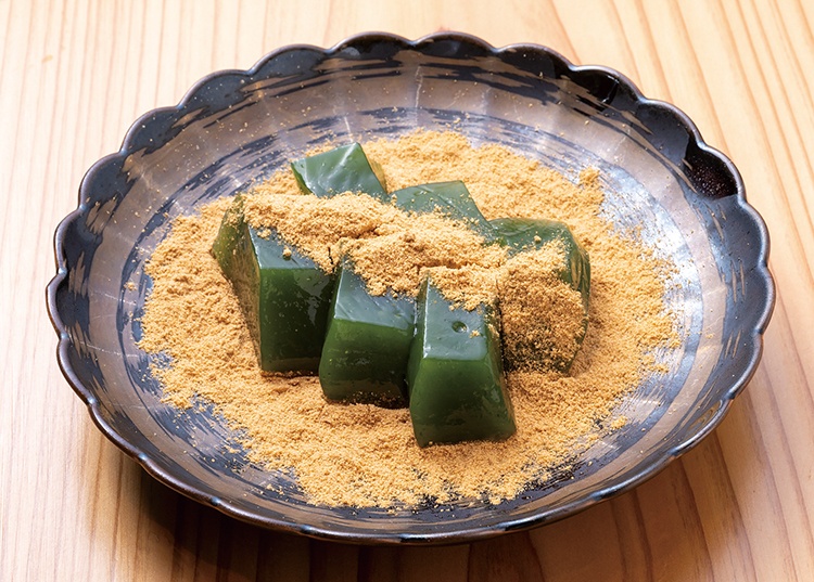 「自家製よもぎわらび餅／700円」は、口の中でとろける食感と、きなこの上品な甘みが好バランス
