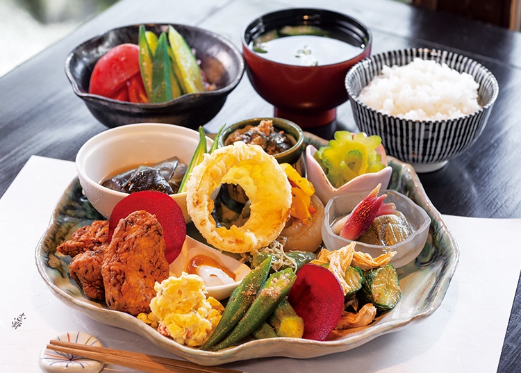 地元の野菜がふんだんに盛られた「八菜らんち/2,310円」。大原野菜の良さを再発見できると好評