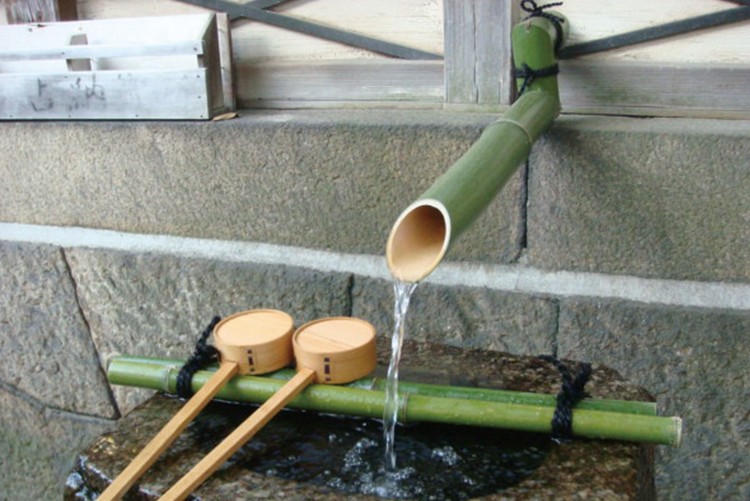 「御香水」は、ボトルに入れて持ち帰ることもできる(7:00~19:00)