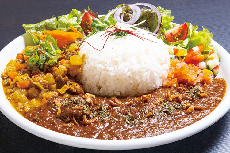甘さの後に来る辛さがクセになる黒毛和牛メドビーフカレーと酒粕を使った甘味とコクと刻んだ根菜の食感が魅力の酒粕カレーが楽しめる「ビーフとお好みキーマのあいがけカレー／1,500円」<