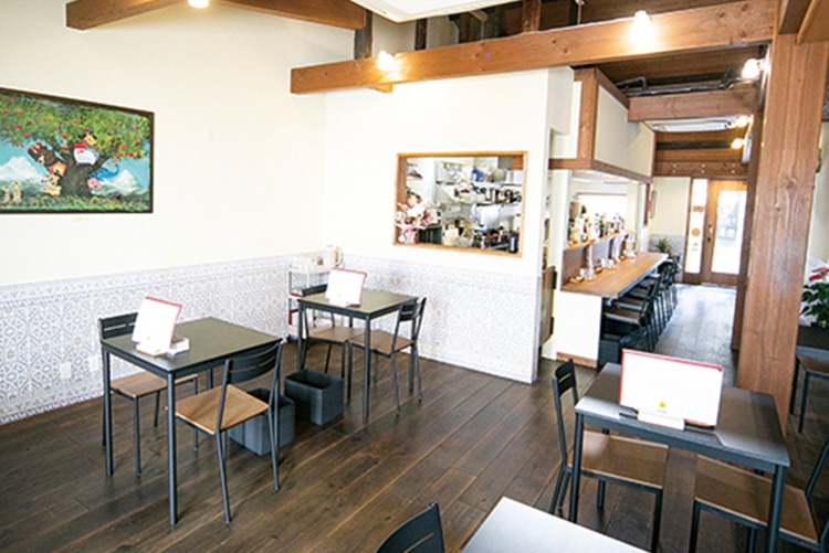 カウンターのほか、テーブル席もある、ゆったりとした店内