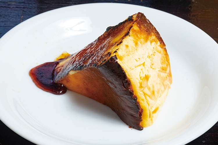 表面はパリパリで、中がトロトロの「ブリュレバスクチーズケーキ／550円」
