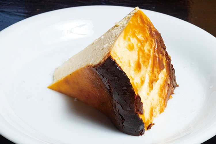香ばしさの後のなめらかで濃厚なチーズの風味にハマる「バスクチーズケーキ／500円」